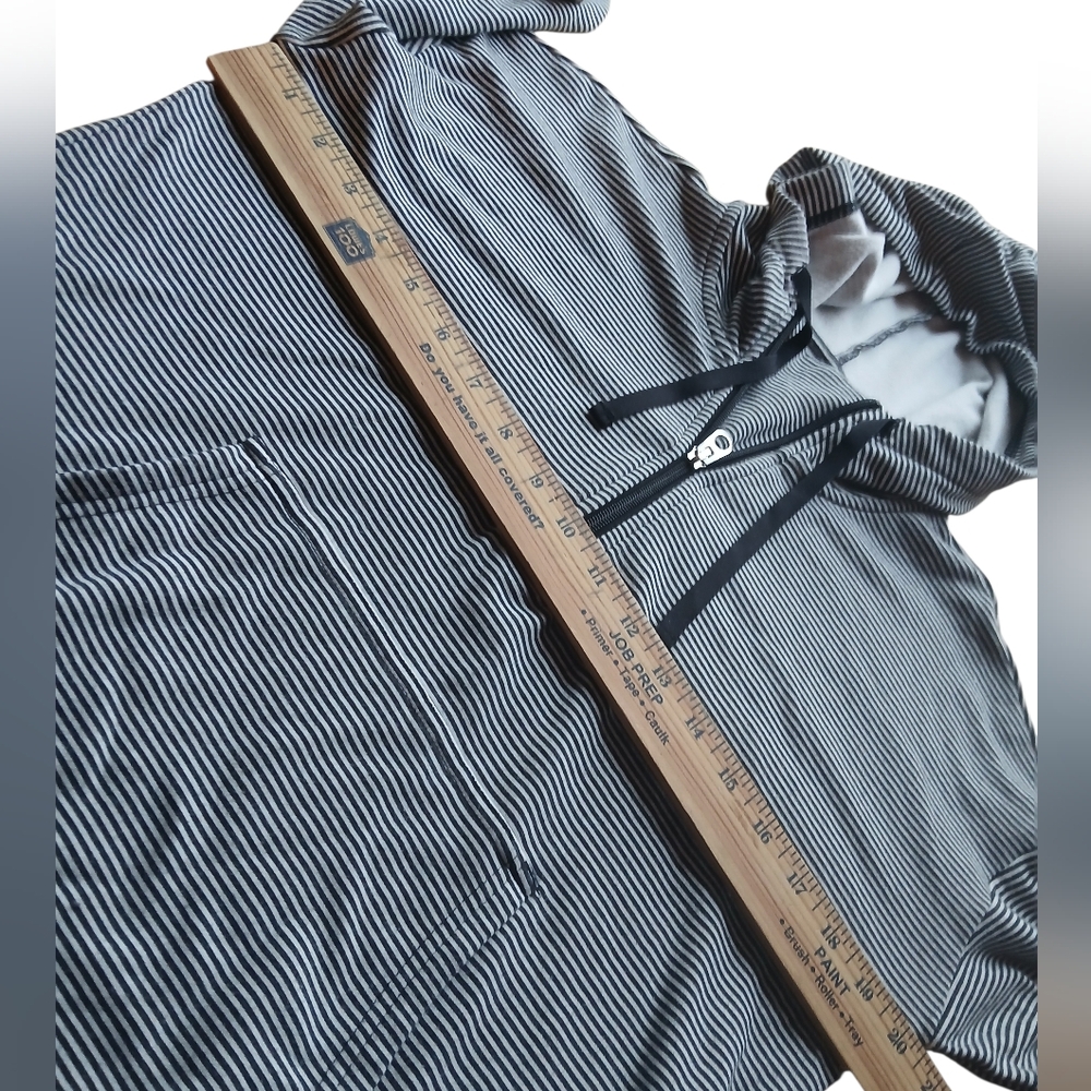 Croft & Barrow Women's Gray Textured Top Size Medium Petite - Picture 3 of 6